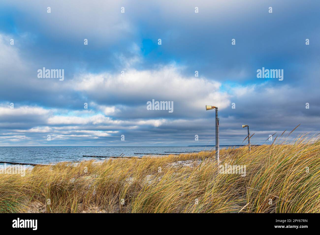 Altoparlante e duna sulla riva del Mar Baltico ad Ahrenshoop, Germania Foto Stock