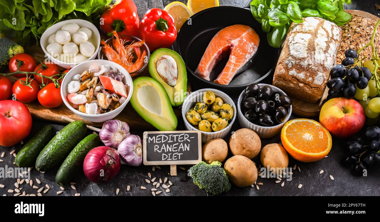 Prodotti alimentari che rappresentano la dieta mediterranea Foto Stock