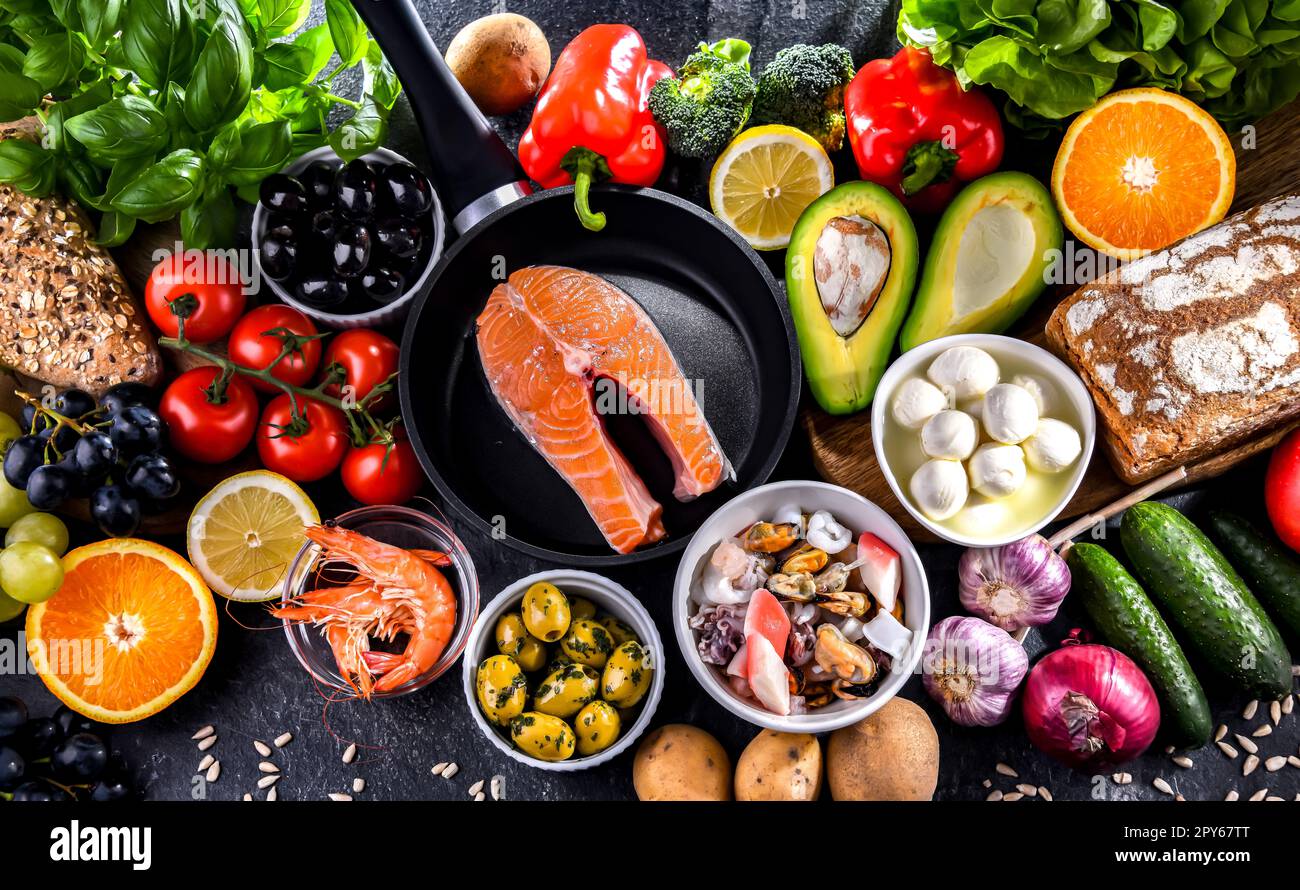 Prodotti alimentari che rappresentano la dieta mediterranea Foto Stock