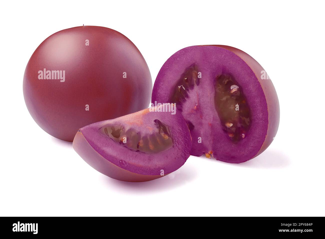 Pomodori viola antiossidanti isolati su fondo bianco Foto Stock