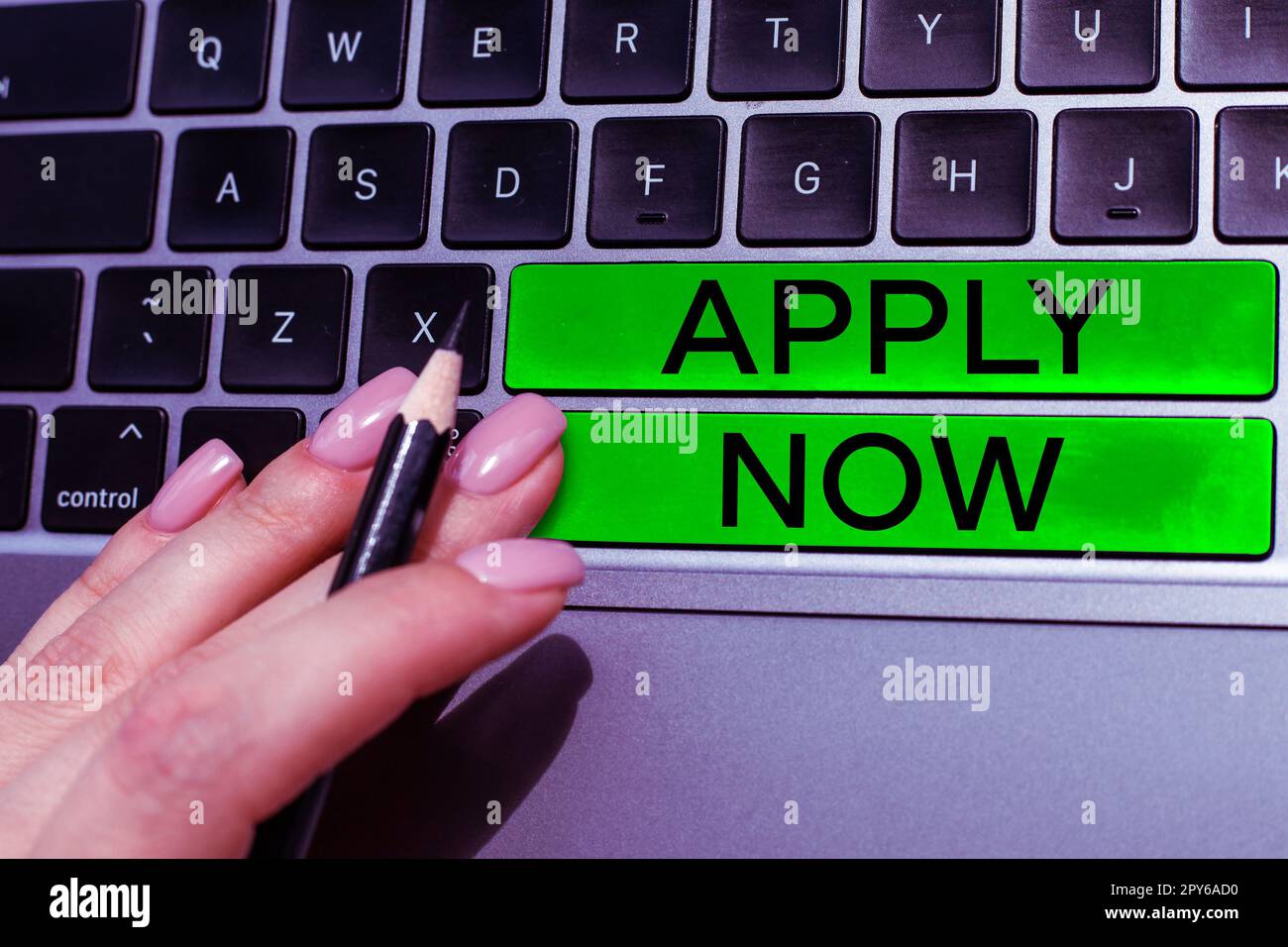 Firma scritta a mano si applica ora. Parola scritta su esortare tutti a inviare una lettera di candidatura per aderire all'iscrizione Foto Stock