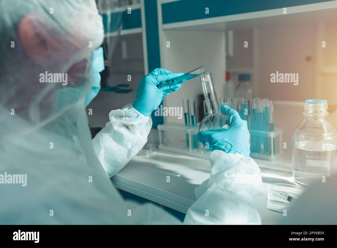 Il medico di laboratorio analizza i campioni per la ricerca scientifica Foto Stock