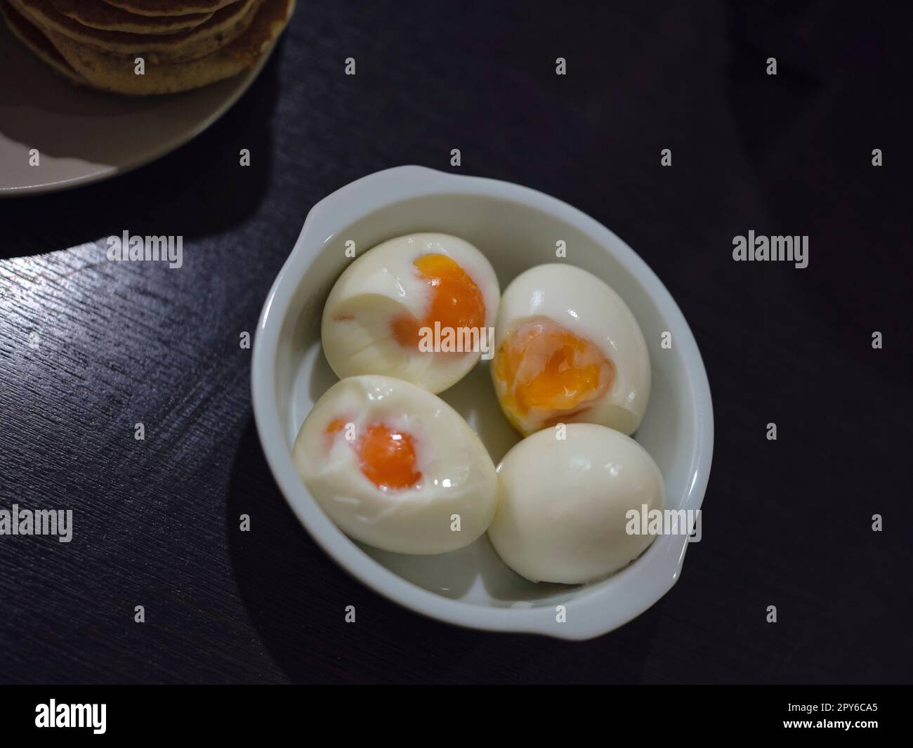 Uova fresche di pollo sode sul recipiente Foto Stock