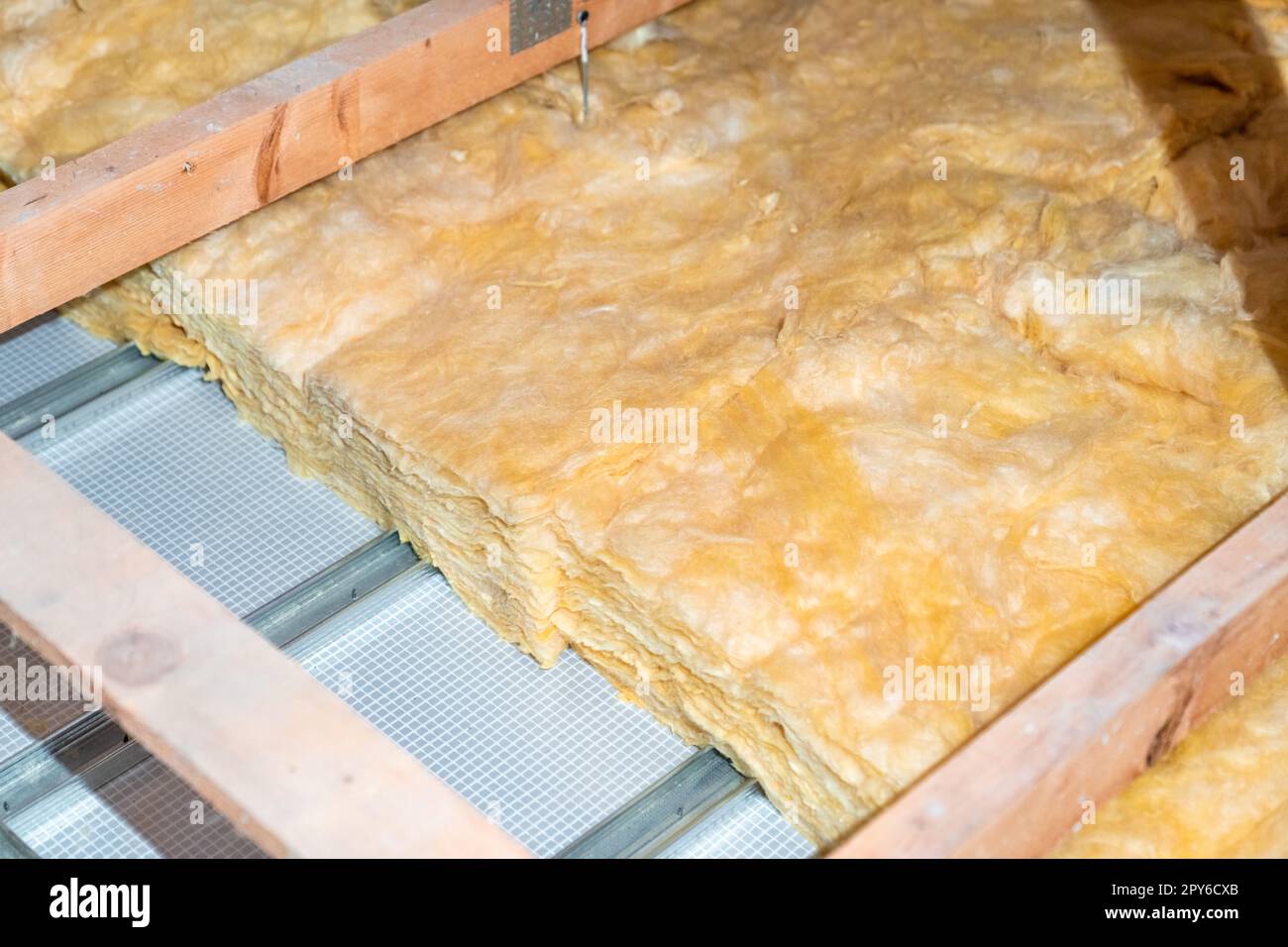 lana di vetro per l'isolamento del soffitto sul tetto Foto Stock