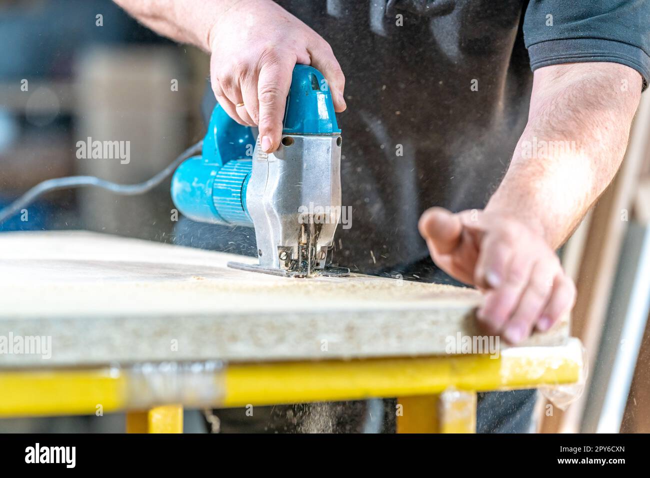 produzione di prodotti in legno, scolpiti in legno con sega Foto Stock