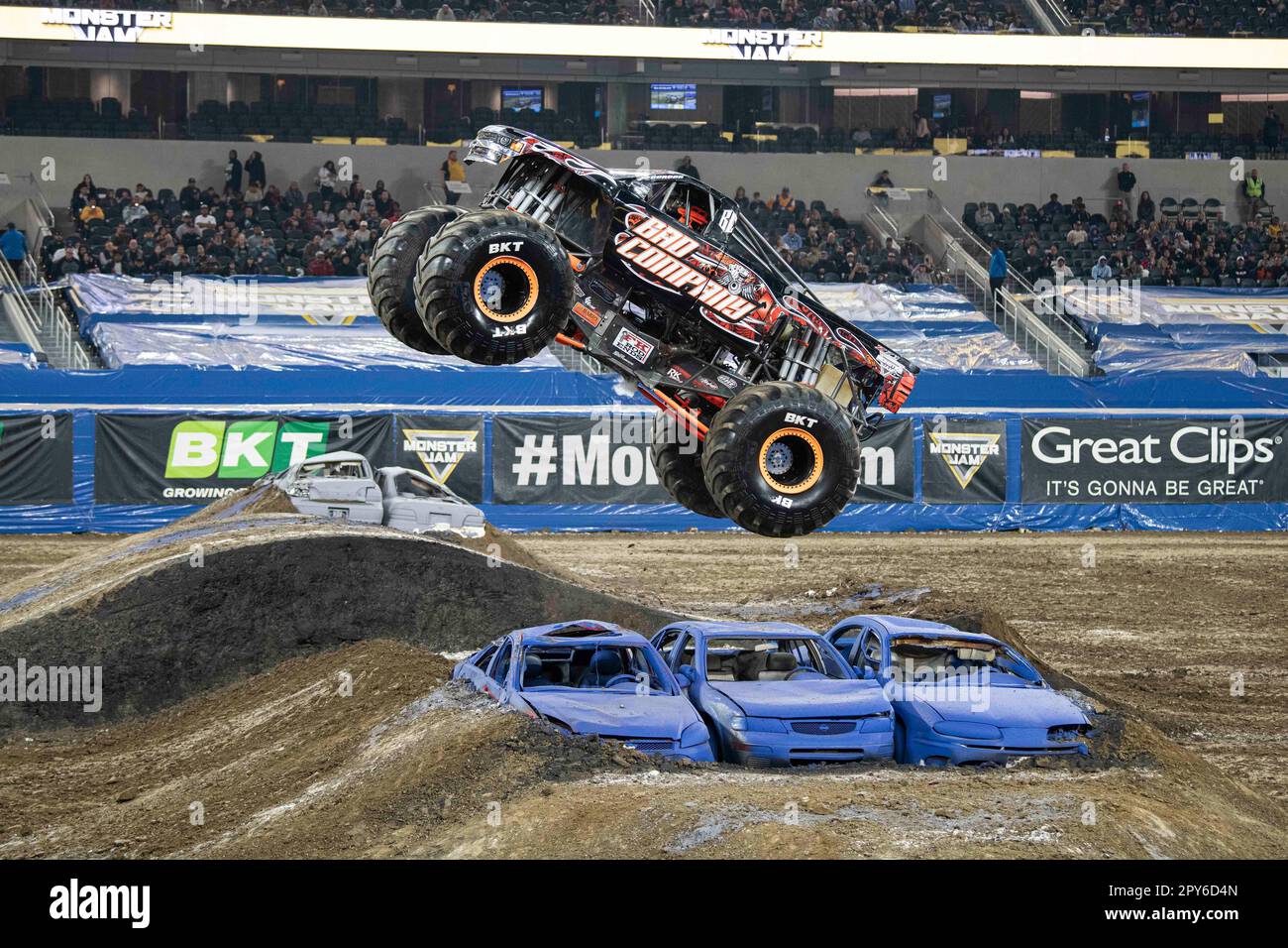 Bad Company guidato da John Gordon in azione durante la competizione di stile. Per la prima volta Monster Jam debutta la sua serie Monster Truck nel nuovo stadio SOFI di Inglewood, California. La notte consisteva in un Pit party che ha permesso ai fan di incontrare e salutare i camionisti e di avere un'idea di quanto siano grandi e ben costruiti i camionisti. A seguire è stato l'evento principale in cui i concorrenti hanno combattuto in tre gare di sfida, in cui i piloti hanno cercato di accumulare più punti senza distruggere i loro veicoli. (Foto di Jon Putman/SOPA Images/Sipa USA) Foto Stock