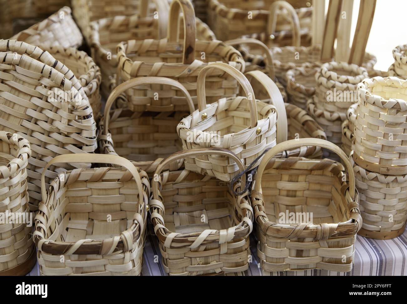Cesti di vimini in un mercato Foto Stock
