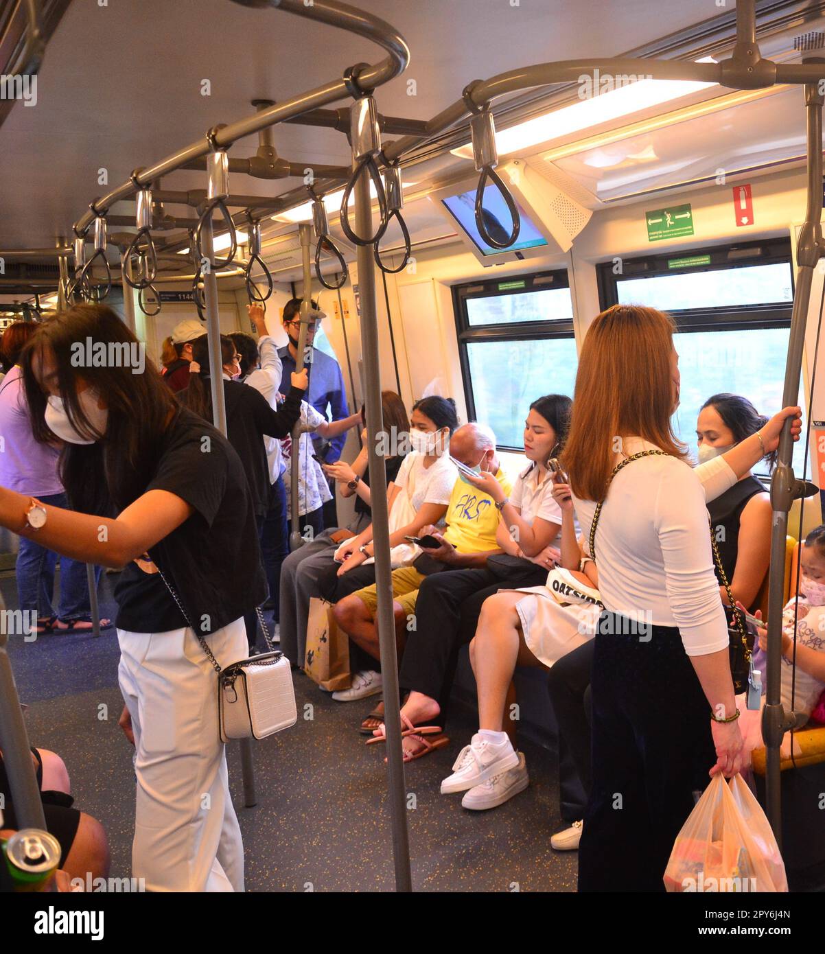 Passeggeri su una ferrovia di transito Skytrain o Skytrain BTS, parte di un sistema di transito rapido sopraelevato, Bangkok, Thailandia, 3 maggio 2023. Trasporto pubblico, tema del trasporto di massa. Foto Stock