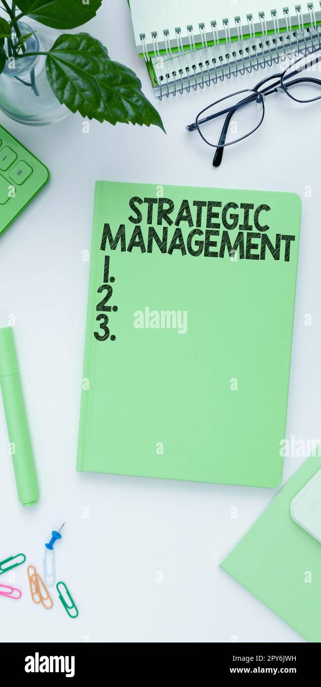 Scrittura a mano segno Strategic Management. Parola per la formulazione e l'attuazione degli obiettivi principali Foto Stock