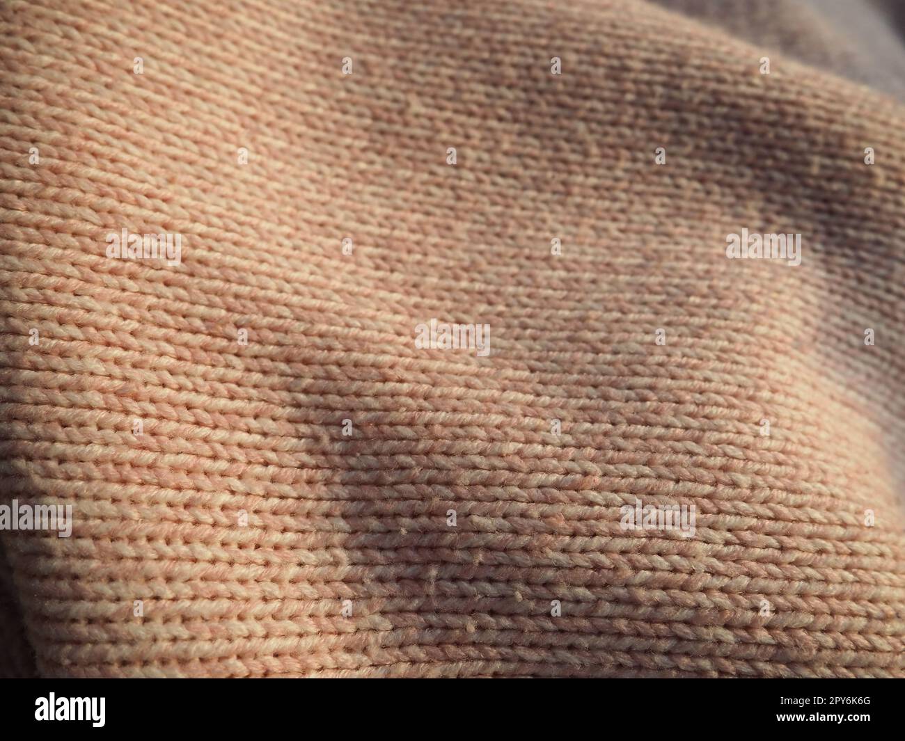 Maglieria a maglia. Maglione invernale caldo lavorato a maglia o maglione da vicino. Fili di lana o poliestere. Produzione di abbigliamento. La consistenza della maglia Foto Stock