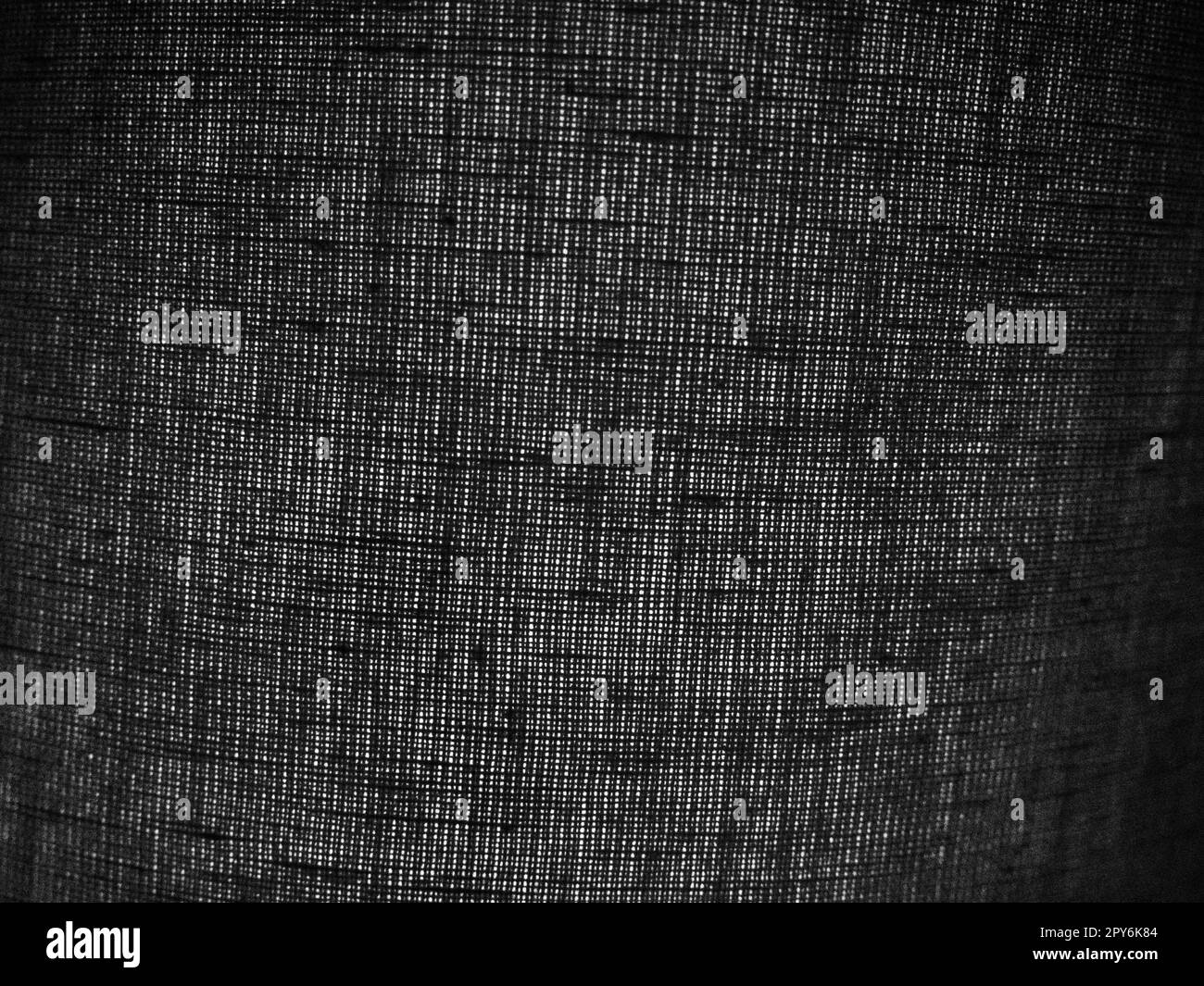 sfondo di lino nero o tessuto di cotone con fili grossolani. Sfondo astratto. Un pezzo di tessuto con superficie irregolare di colore grigio scuro. Interlacciamento delle filettature Foto Stock