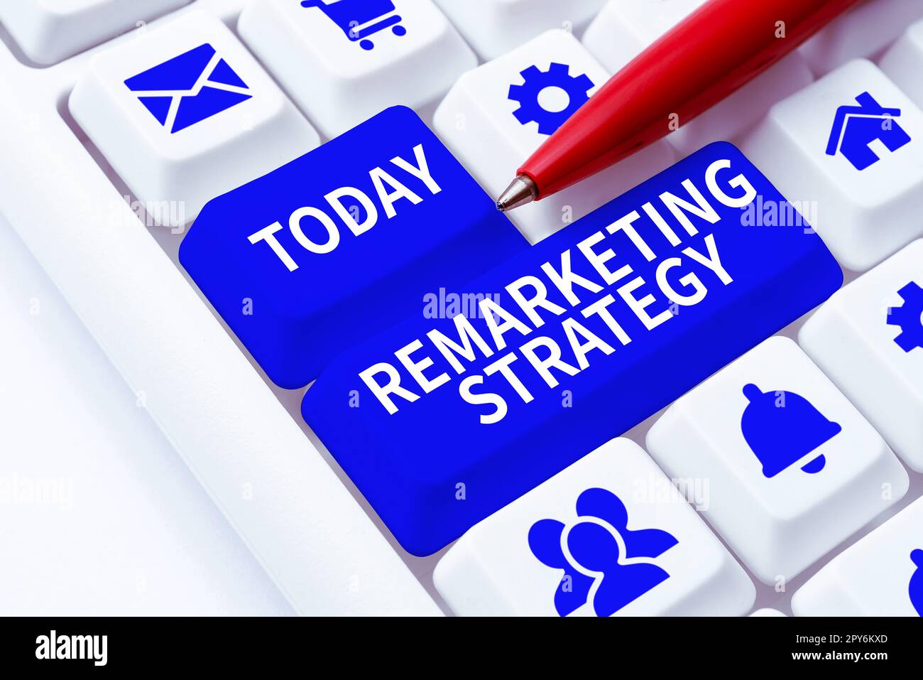 Scrittura a mano segno Remarketing strategia. Concetto che significa coinvolgere nuovamente i clienti utilizzando le informazioni raccolte Foto Stock