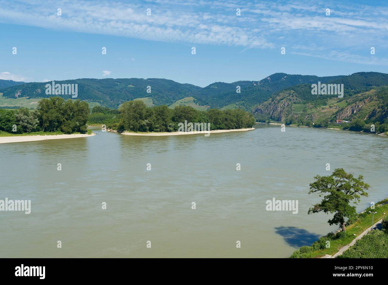 Paesaggio fluviale con fiume Danubio nella regione di Wachau vicino Duernstein in Austria Foto Stock
