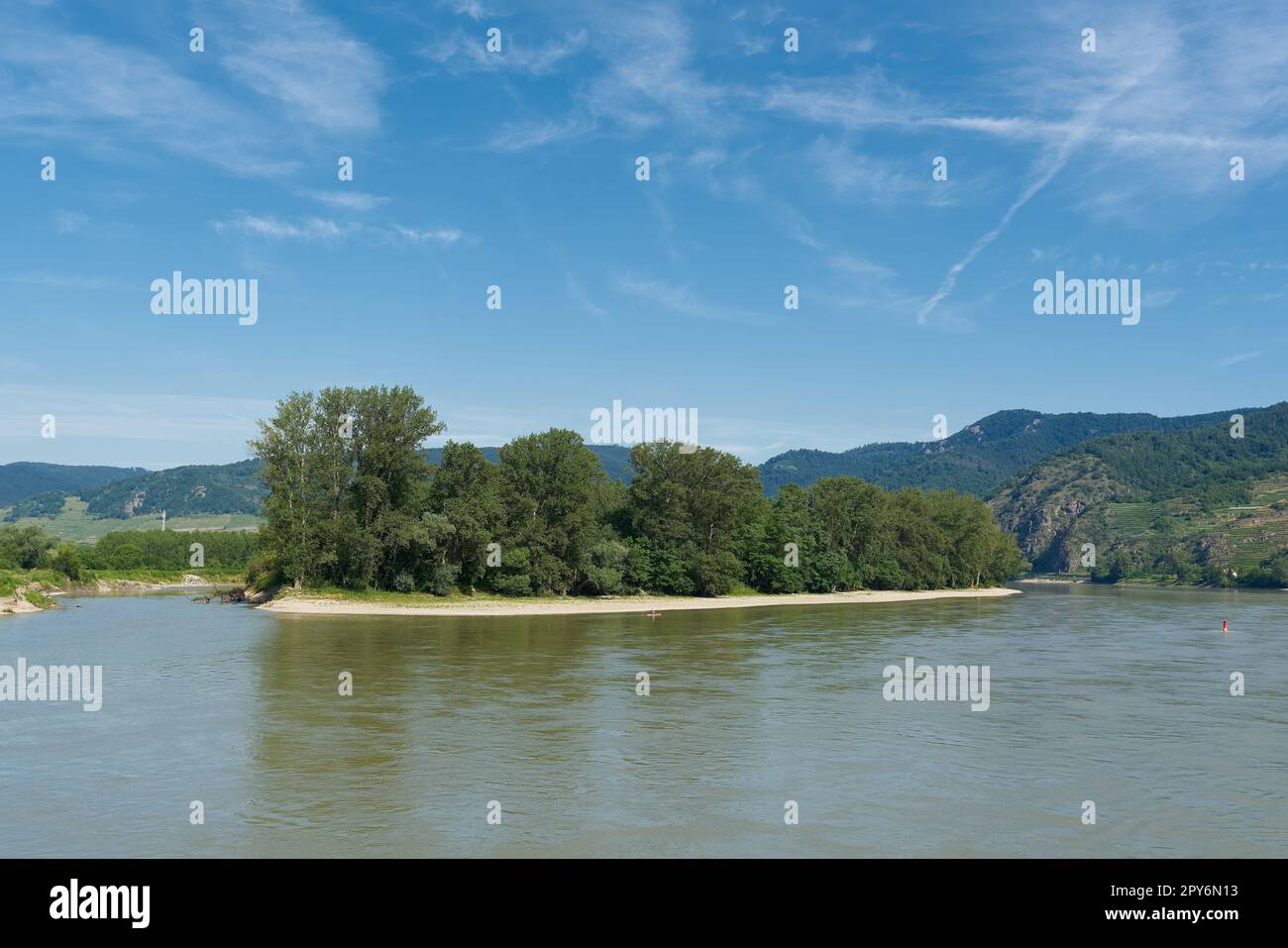 Paesaggio fluviale con fiume Danubio nella regione di Wachau vicino Duernstein in Austria Foto Stock