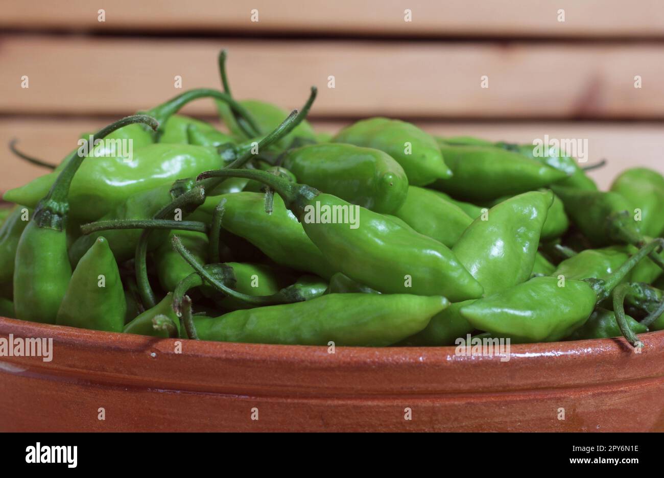 Ciotola di peperoncino Aji Limo verde fresco su un tavolo di legno Foto Stock