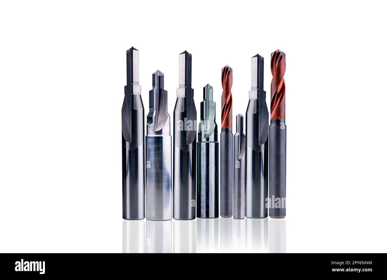 Attrezzi speciali isolati su sfondo bianco. Attrezzi speciali su ordinazione. Utensile da taglio in carburo per applicazioni industriali. Trapano a gradini rivestito e alesatore. Carburo cementato HSS. Strumenti tecnici. Foto Stock