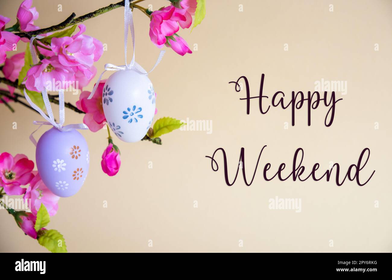 Decorazione dell'uovo di Pasqua con bouquet di fiori, testo inglese Happy Weekend Foto Stock