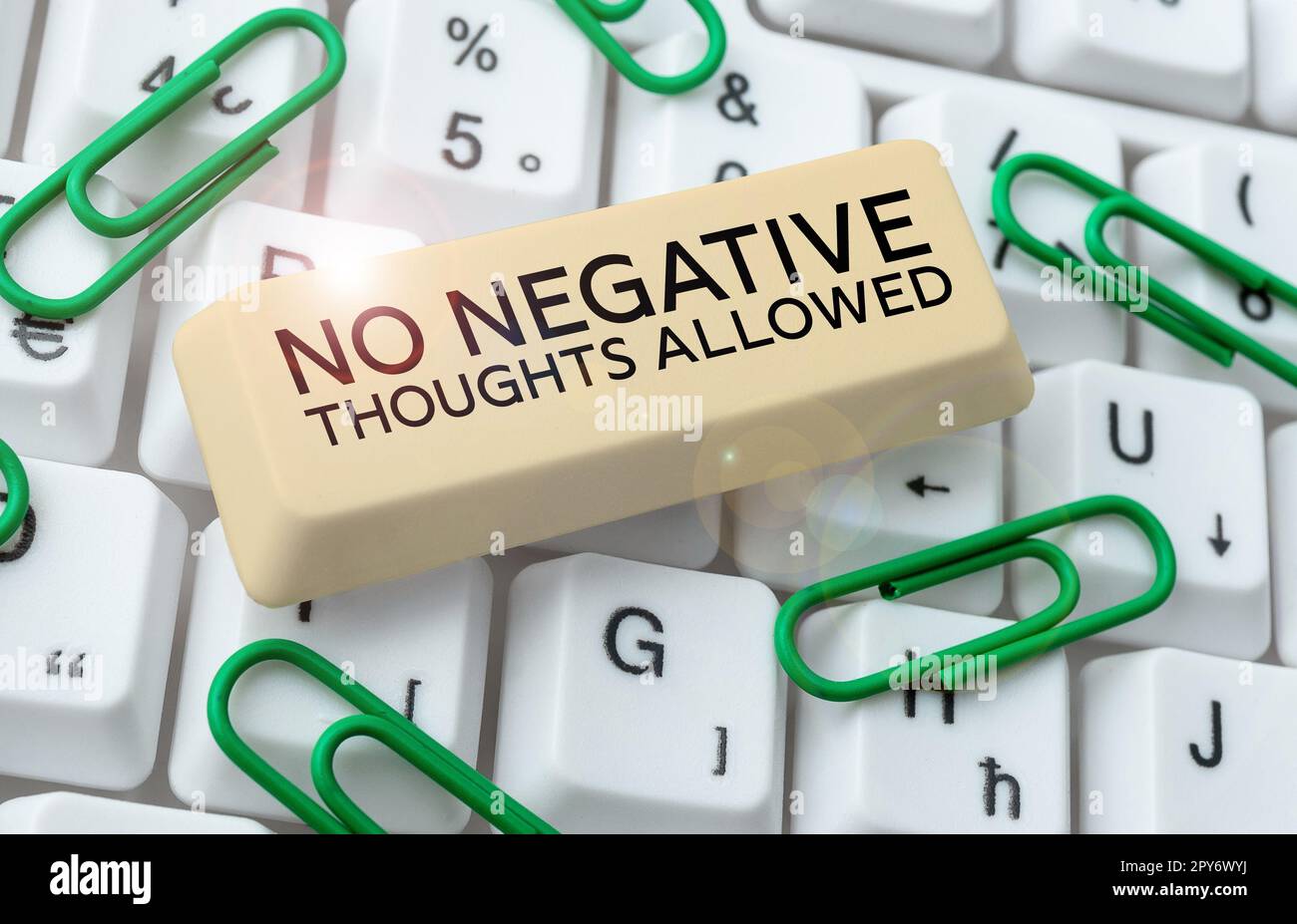 Scrittura a mano testo Nessun pensiero negativo consentito. Parola per sempre positivo motivati ispirati buone vibrazioni Foto Stock