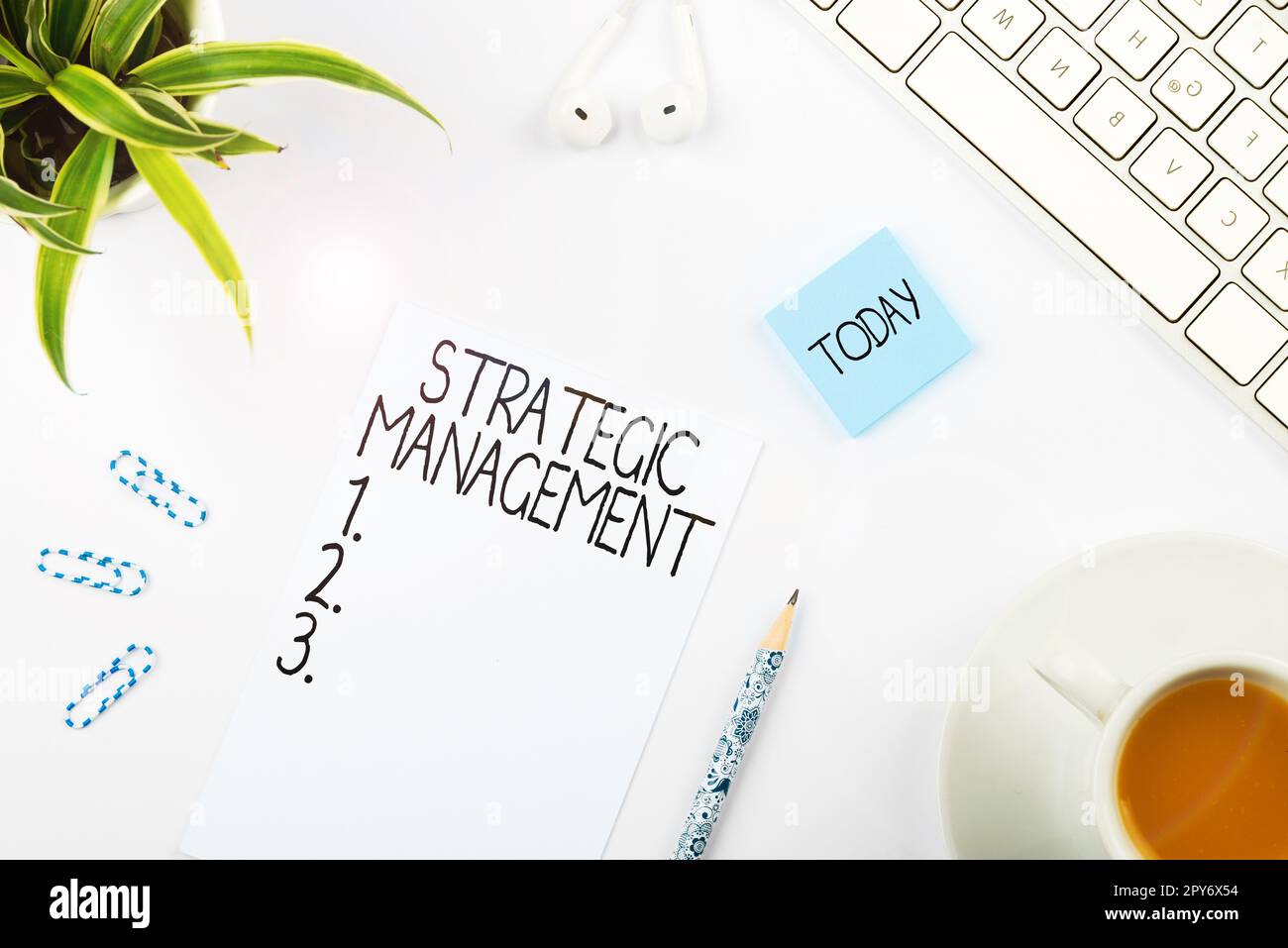 Cartellone che mostra la gestione strategica. Formulazione del concetto di business e implementazione degli obiettivi principali Foto Stock