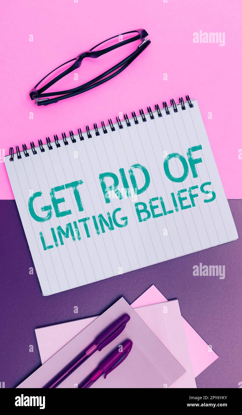 Segno che mostra sbarazzarsi di credenze limitanti. Parola scritta su rimuovere credenze negative e pensare positivamente Foto Stock