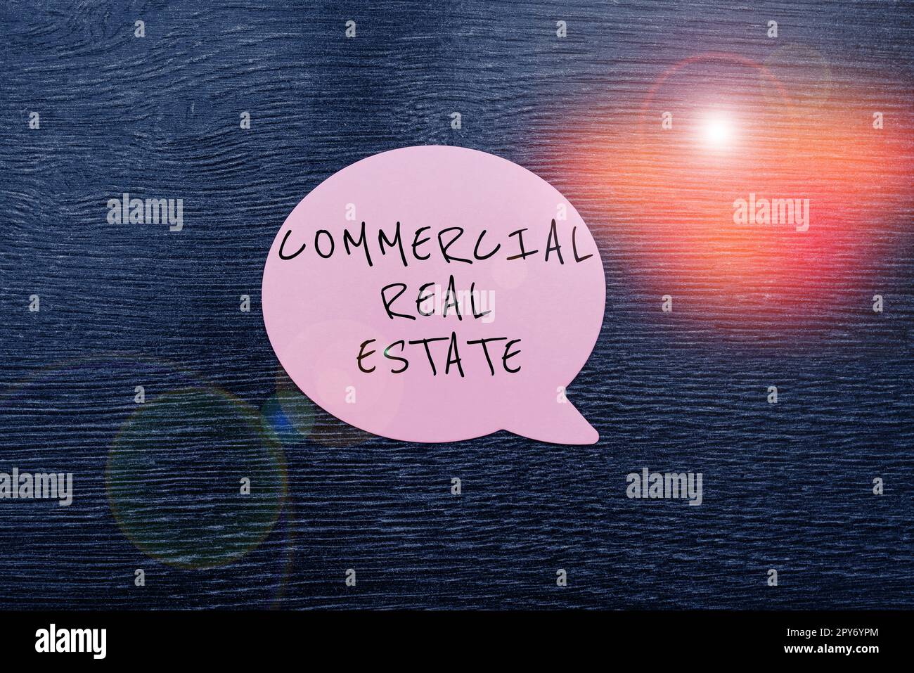 Didascalia di testo che presenta il bene immobile commerciale. Concettuale foto reddito costruzione di proprietà o terreno per scopi commerciali Foto Stock