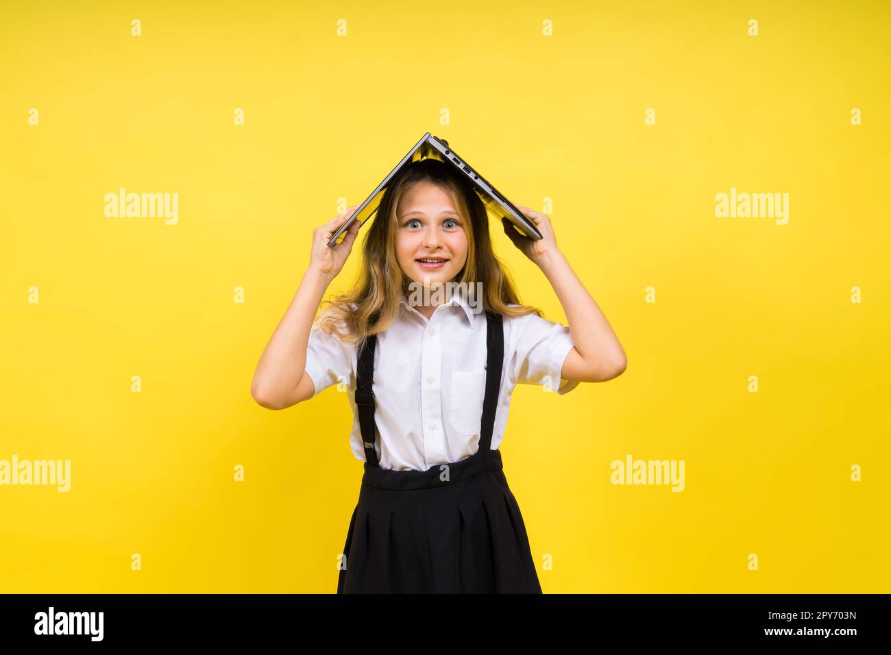 Piccola ragazza bionda bambino felice 12-13 anni PC portatile. Bambini stile di vita concetto di infanzia. Foto Stock