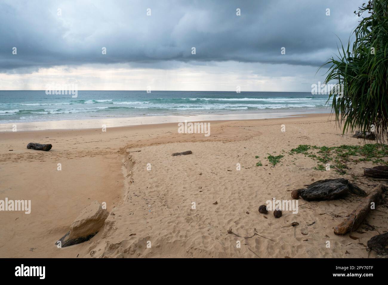 Vista panoramica della tempesta che si raduna sulla spiaggia vuota durante la pandemia di coronavirus sull'isola di Phuket in Thailandia Foto Stock