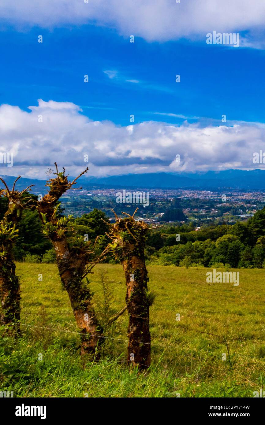 Splendido paesaggio montano panorama cittadino foresta alberi natura Costa Rica. Foto Stock