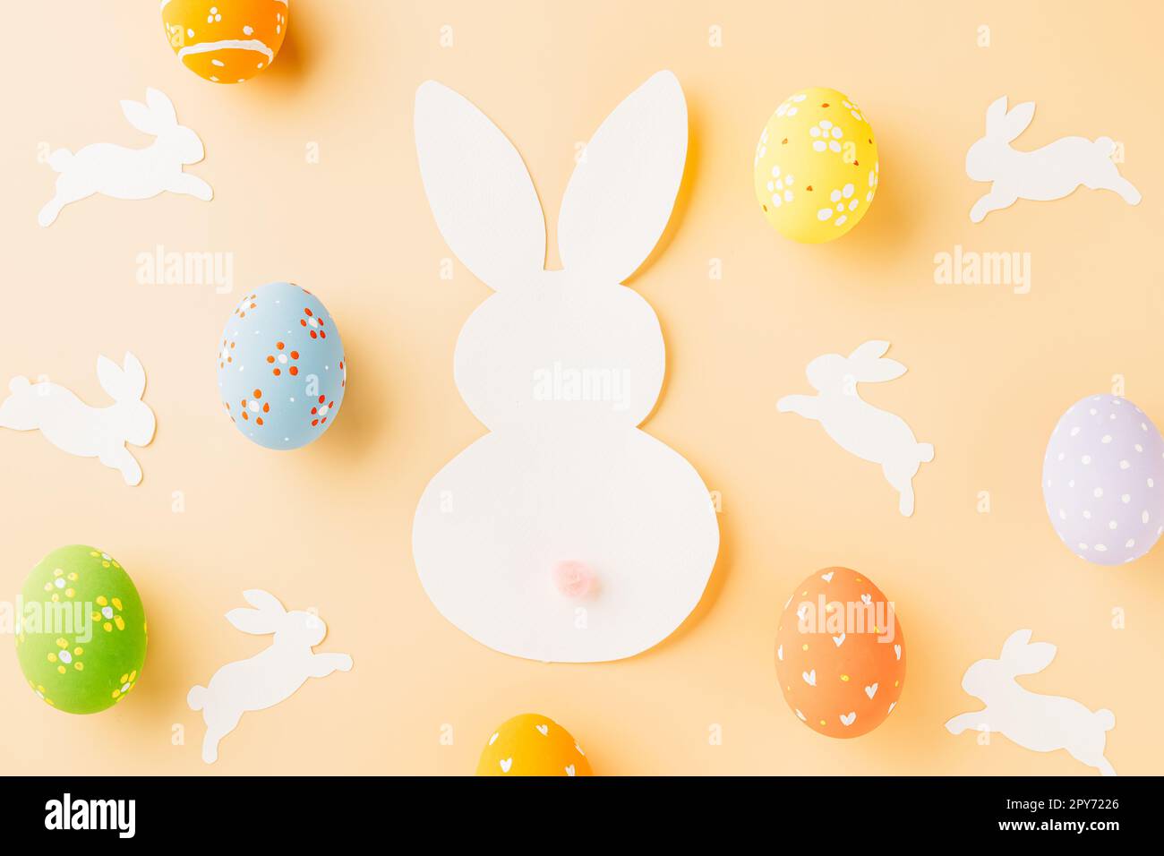 Coniglietto di uova di Pasqua e coniglio carta bianca tagliata Foto Stock