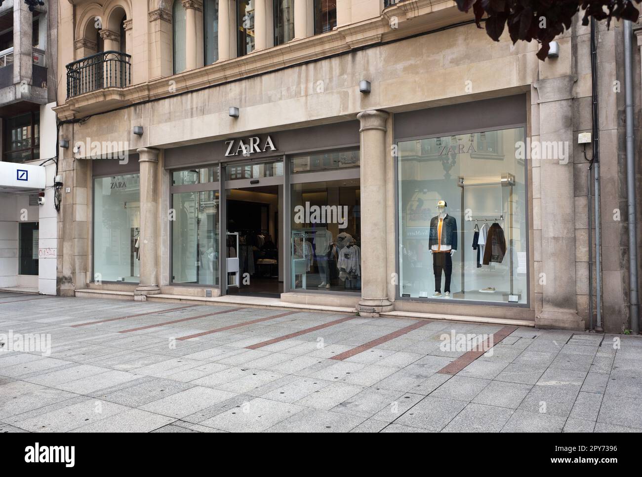 Zara è una catena di moda spagnola di Arteijo (la Coruña), Spagna, fondata da Amancio Ortega e Rosalía Mera. Gijon, Asturie, Spagna Foto Stock