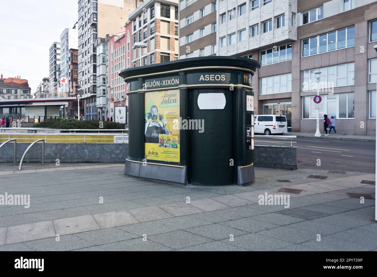 Servizi igienici pubblici a Gijón, Asturie, Spagna. La società JCDecaux è responsabile dei costi di manutenzione. Foto Stock