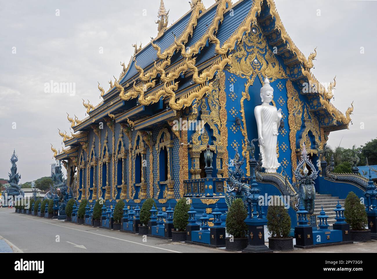 Wat Rong Suea Ten, Tempio Blu della Tigre danzante a Chiang Rai, Thailandia Foto Stock
