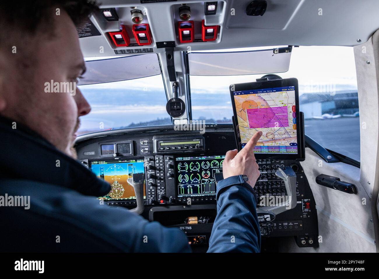 SOLO USO EDITORIALE il pilota Jacob Frydenlund prepara un volo di prova su un aereo dotato di una termocamera sviluppata da satellite Vu utilizzata per mappare la perdita di calore dalle case, prima che l'aereo sia volato su Leeds per la prima volta nel Regno Unito. Data di emissione: Giovedì 27 aprile 2023. Foto Stock