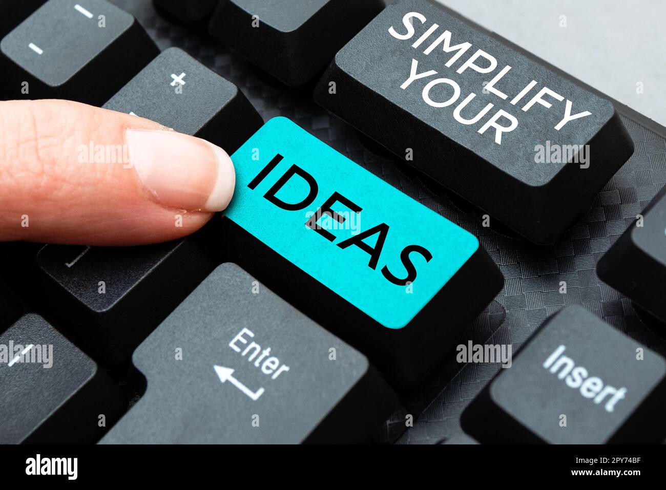 Ispirazione mostrare segno semplificare le tue idee. Parola per rendere semplice o ridurre le cose agli elementi essenziali di base Foto Stock