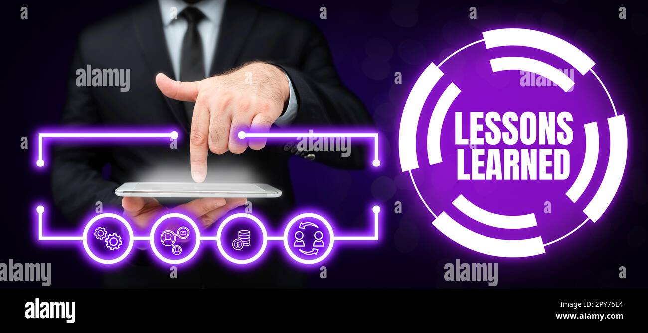 Didascalia di testo che presenta le lezioni apprese. La foto concettuale promuove la condivisione e l'utilizzo delle conoscenze derivate dall'esperienza Foto Stock