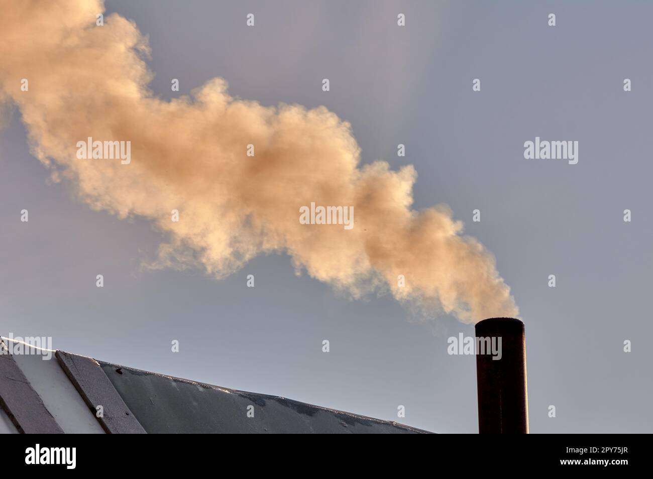 il fumo proviene dal camino della borghesia. la stufa è riscaldata. Foto Stock il fumo proviene dal camino della borghesia. la stufa è riscaldata. Foto Stock