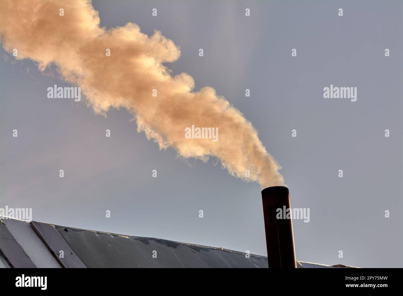 il fumo proviene dal camino della borghesia. la stufa è riscaldata. Foto Stock il fumo proviene dal camino della borghesia. la stufa è riscaldata. Foto Stock