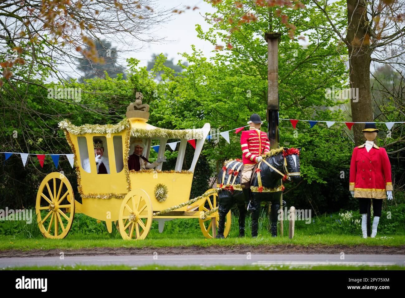 Un'esposizione stradale in anticipo dell'imminente incoronazione del re Carlo III è stata vista a Cheshire, Regno Unito, 28th aprile 2023. Credit: Jon Super/Alamy Live News. Foto Stock