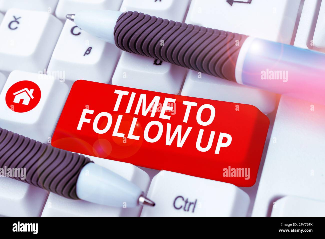 Scrittura a mano segno tempo di follow-up. Parola per la richiesta del compito precedente o per la continuazione delle informazioni Foto Stock