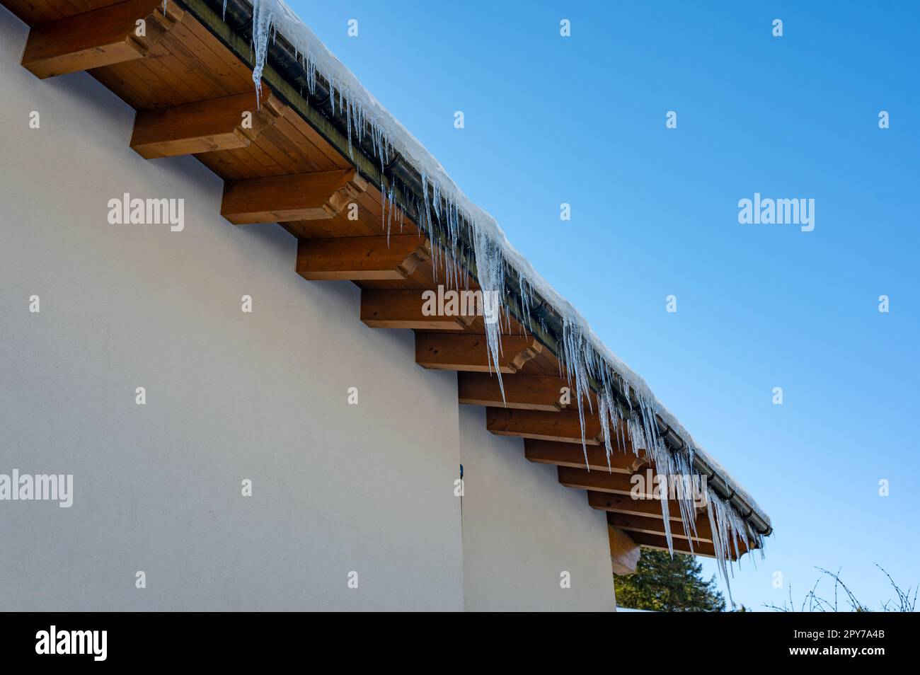 Ghiaccioli su un tetto Foto Stock