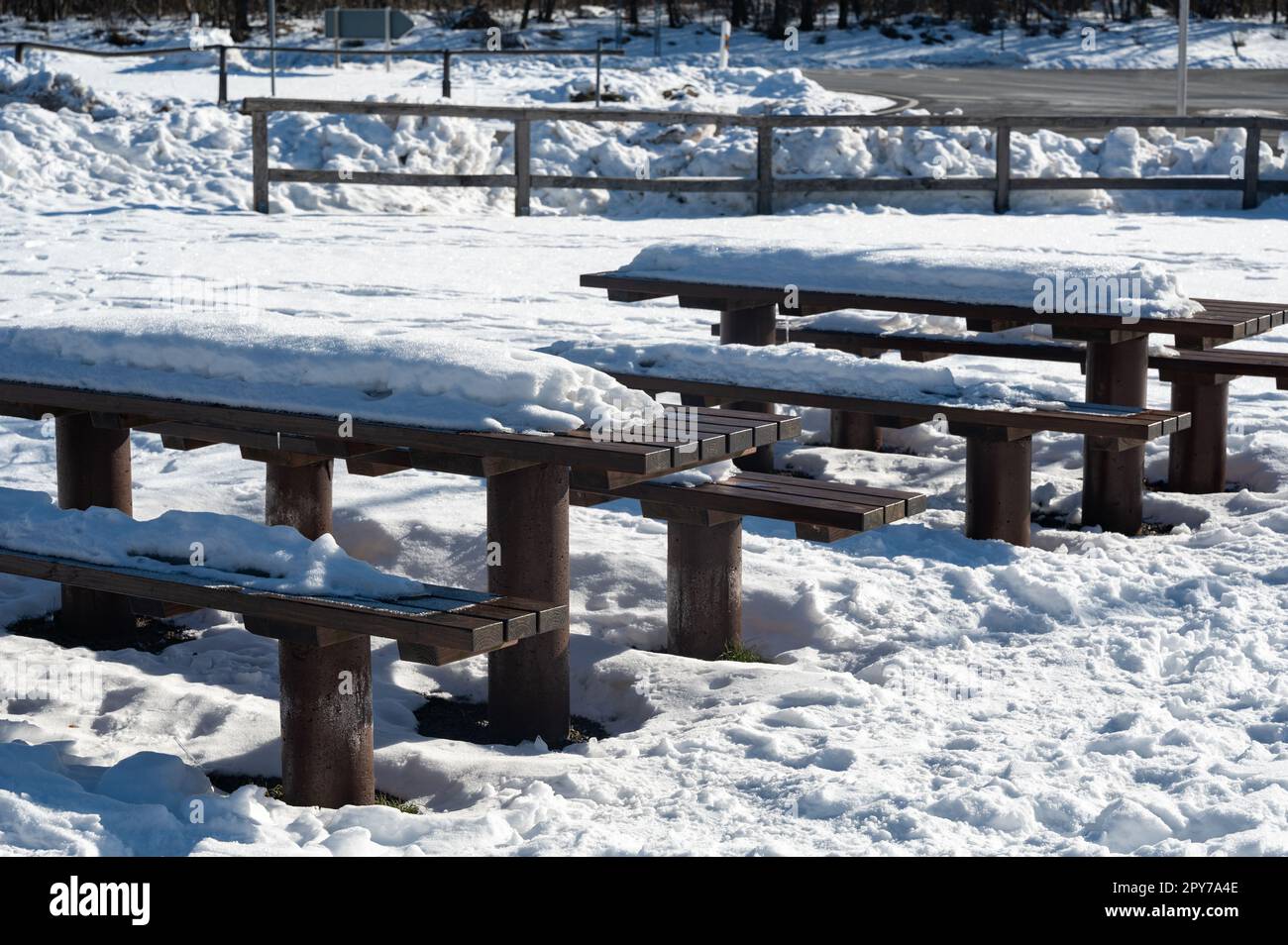 Panchina e tavolo da parcheggio con molta neve Foto Stock