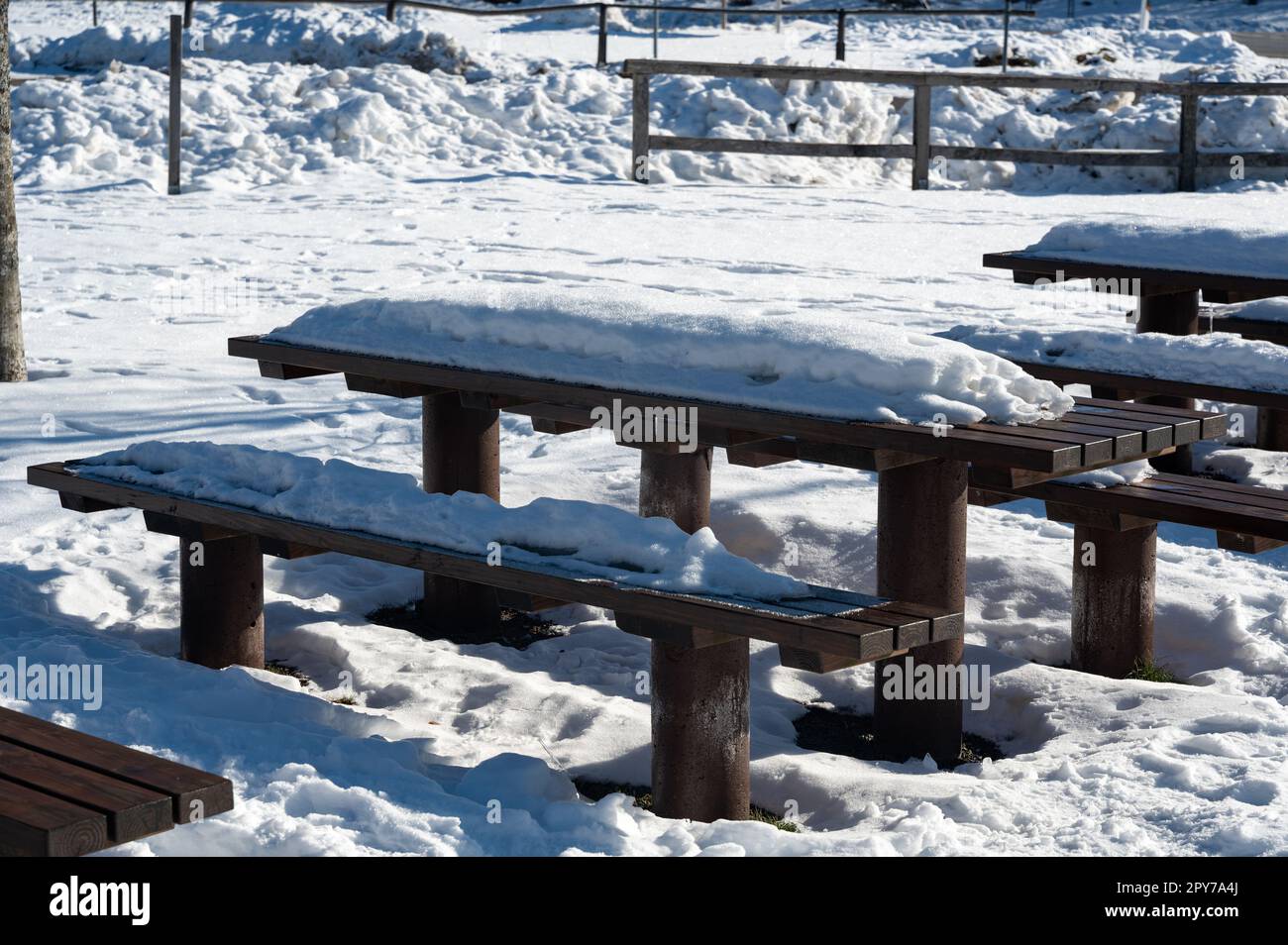 Panchina e tavolo da parcheggio con molta neve Foto Stock