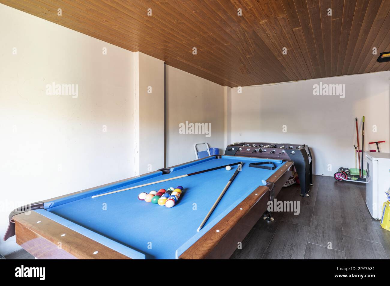 Una piccola sala ricreativa con un tavolo da biliardo. Foto Stock