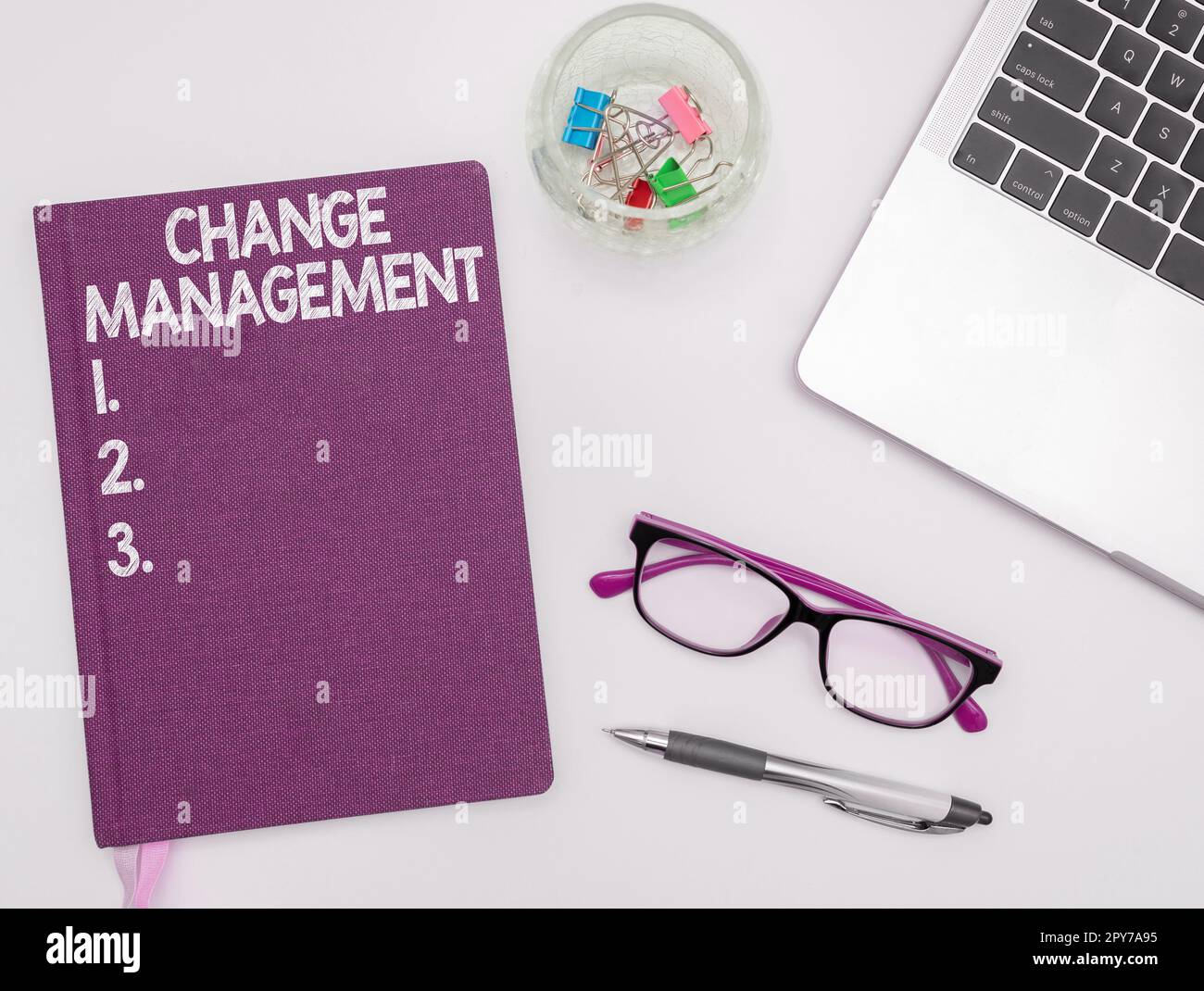 Gestione delle modifiche delle didascalie concettuali. Parola scritta sulla sostituzione della leadership in un'organizzazione nuove politiche Foto Stock
