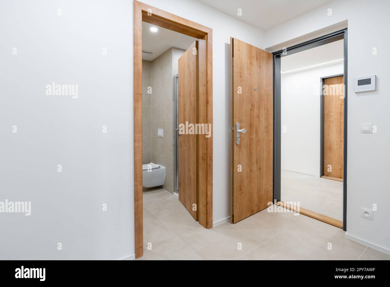 corridoio nell'appartamento con una porta che porta al bagno e alle altre camere Foto Stock