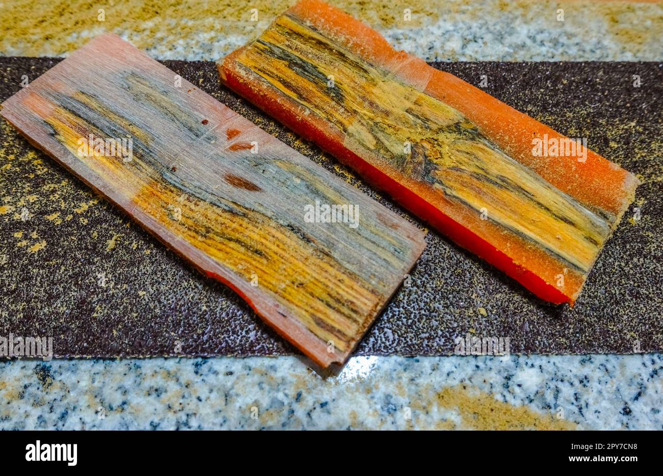 due pezzi di legno levigati con resina epossidica per il manico di un coltello Foto Stock