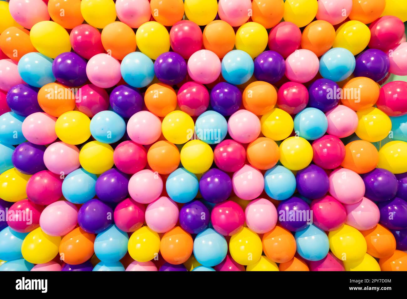 Sfondo colorato di palloncini: Foto realistiche, concetto di festa, festa, felice, sorpresa. Foto Stock