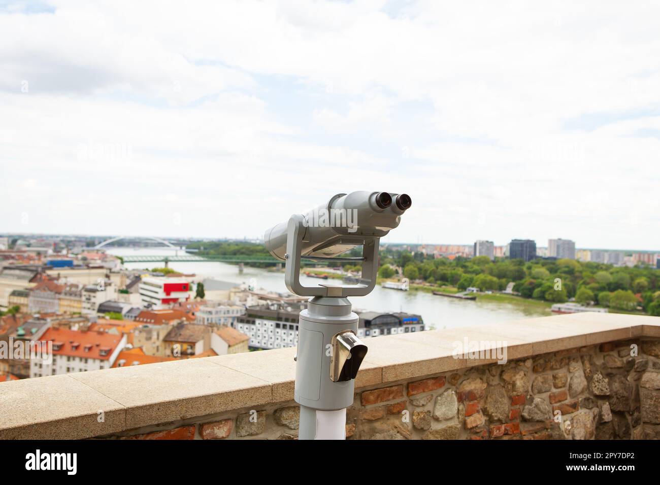 Binocolo di visualizzazione. Bratislava, Slovacchia, vista panoramica con castello sulla città vecchia e nuova. Viaggi, vacanze, passeggiate per la città. Foto Stock