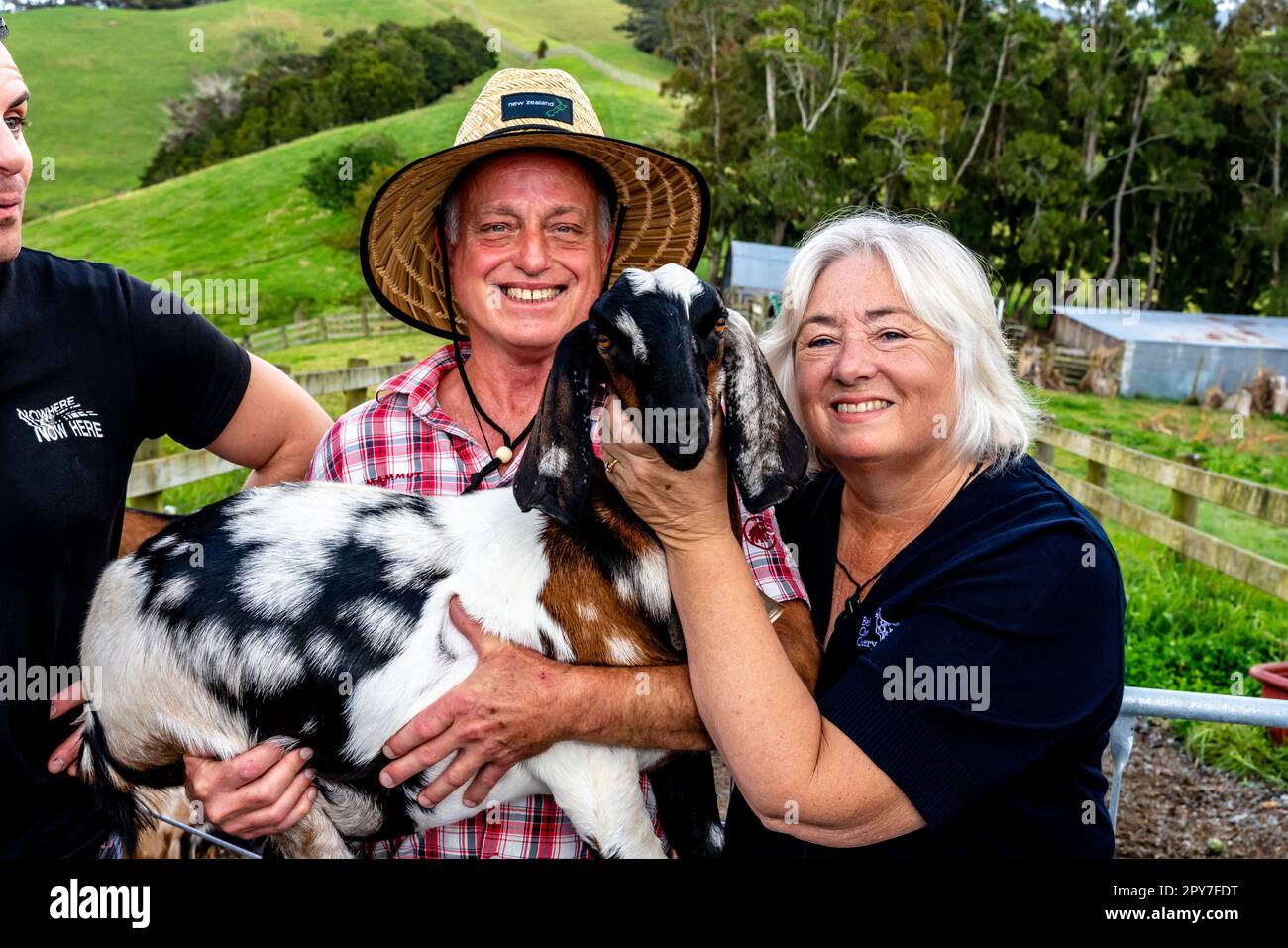 David e Jennifer Rodrigue proprietari della Belle Chevre Creamery Farm Holding A Goat, Waipu, North Island, Nuova Zelanda. Foto Stock