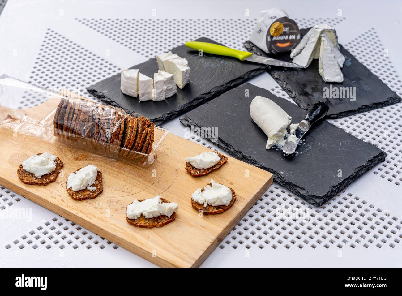 Una selezione di formaggi di capra in esposizione per la degustazione al Belle Chevre Creamery, Waipu, Isola del Nord, Nuova Zelanda. Foto Stock